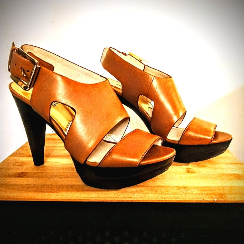 MICHAEL KORS CARLA WEDGE SIZE 7